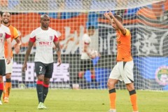 利物浦3-2绝杀，9500万前锋5场0球，空门踢飞，单刀不进！该给伊萨克让位