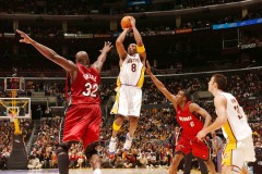 尼克斯VS绿军G3：场边票价高达14.5万，服务费8万，球迷热情疯抢